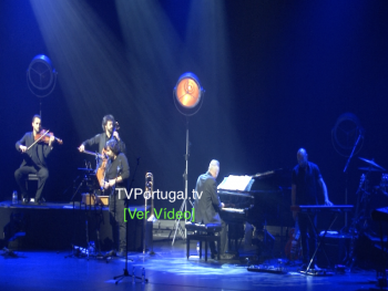 Rodrigo Leão protagoniza o espectáculo, O Aniversário, Casino Estoril, Salão Preto e Prata, Cascais tv, Televisão, Portugal