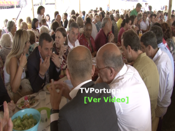 "A tradição a cumprir-se, são 800 pessoas, cerca de 100 voluntários a ajudar a proporcionar uma tarde diferente daquilo que é a verdadeira sardinhada da nossa terra. A sardinhada de Cascais realizada aqui na Charneca para todos aqueles que nos ajudaram ao longo do ano. Um agradecimento a todos eles por esta belíssima festa." Pedro Morais Soares, Presidente da União de Freguesias Cascais - Estoril. Reportagem, Imagem e Ediç